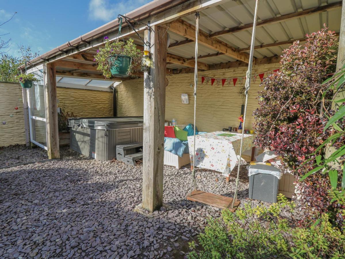 Villa Yr Hen Llaethdy Troedyraur Esterno foto