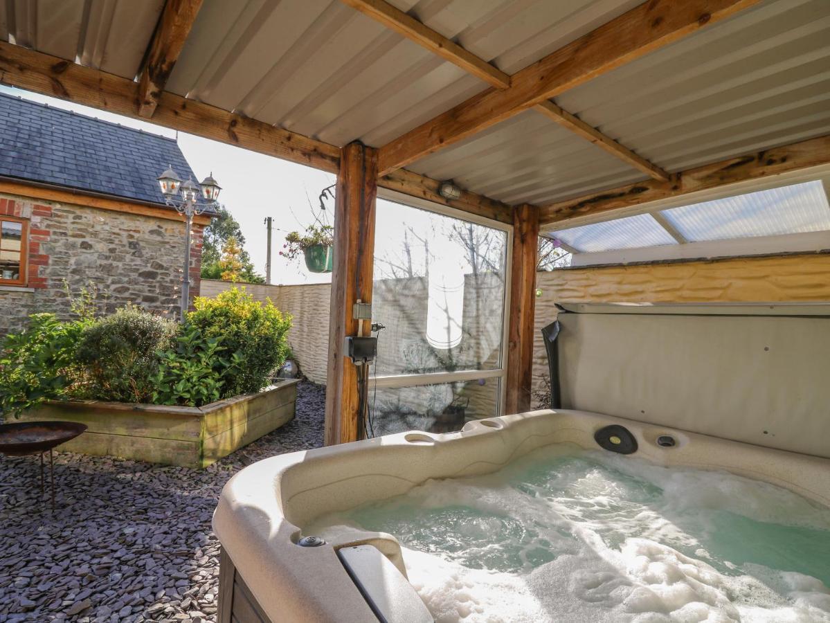 Villa Yr Hen Llaethdy Troedyraur Esterno foto