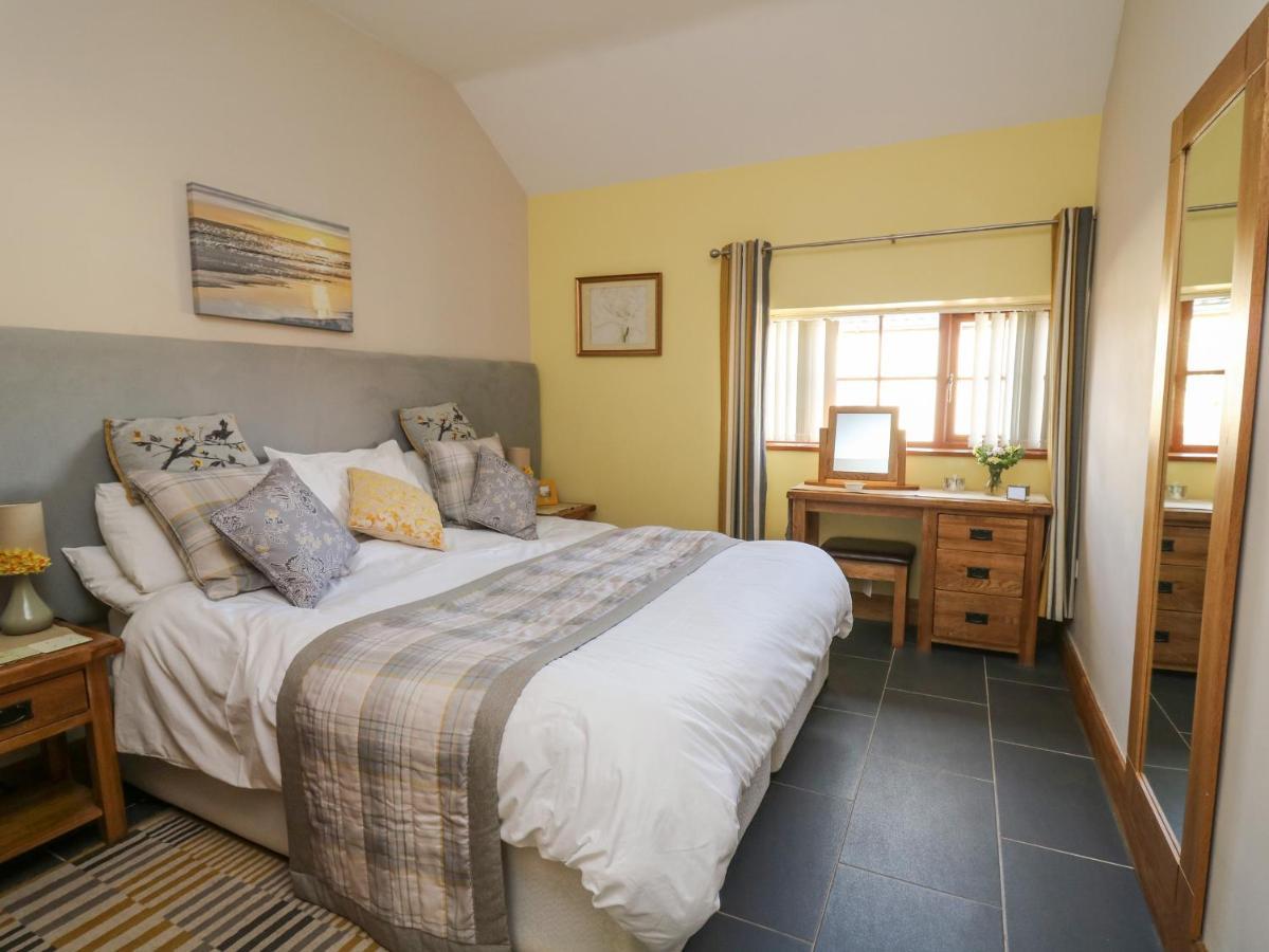 Villa Yr Hen Llaethdy Troedyraur Esterno foto
