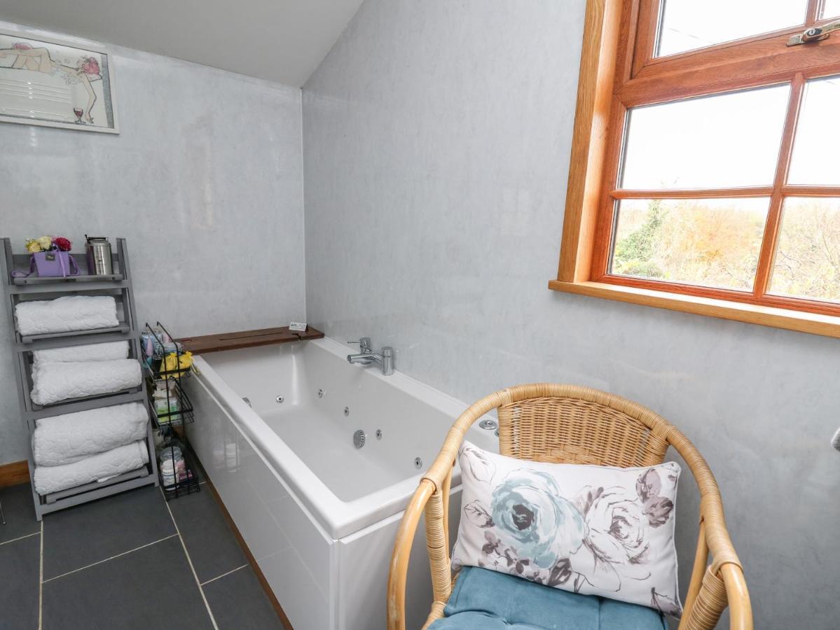 Villa Yr Hen Llaethdy Troedyraur Esterno foto